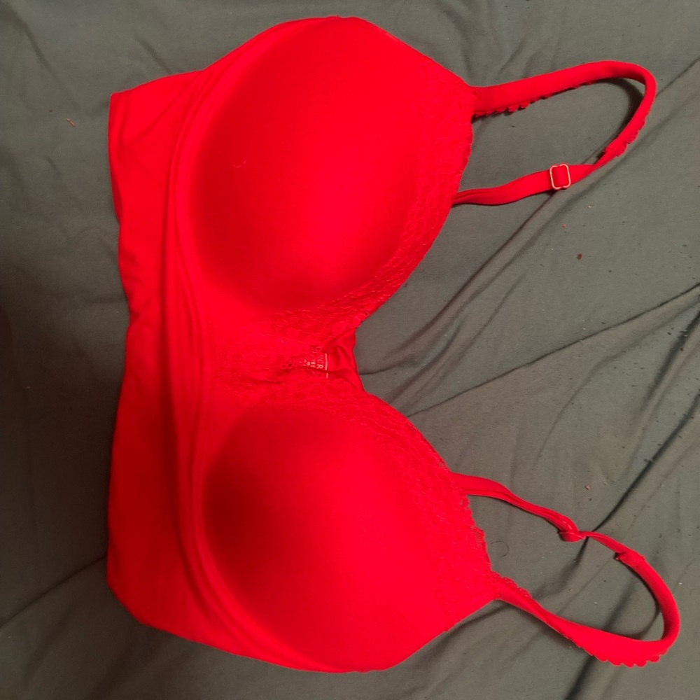 32D bra Victoria’s Secret red